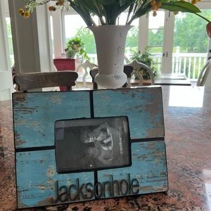 Distressed blue ‘Jackson Hole frame’. Frame 13x9.5”. Photo size 5x7” NWOT